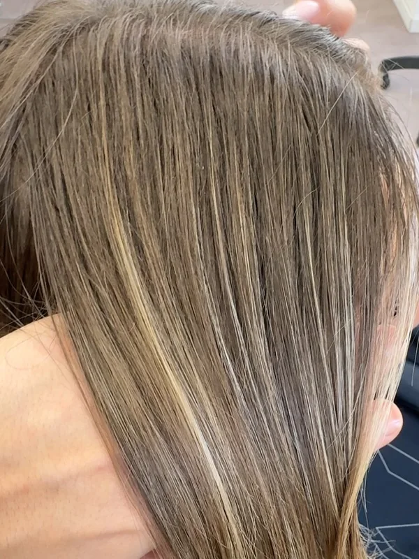 Longueurs blondes brillantes en gros plan, photo de Fabien