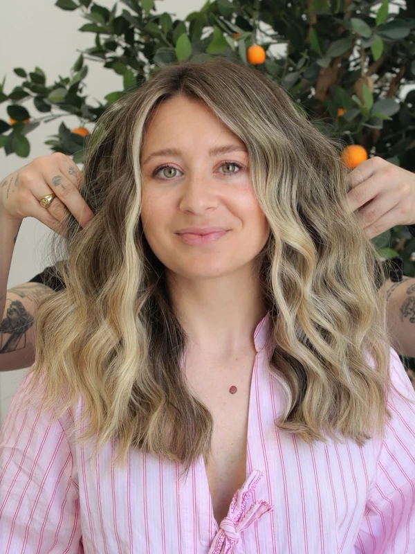Balayage lumineux sur cheveux mi-longs ondulés, photo de Fabien